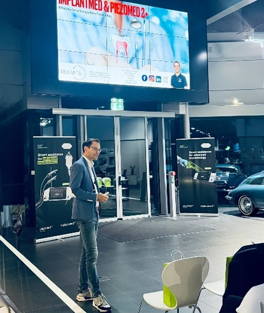 Dr med. dent. Frederic Hermann presentando el Implantmed Plus II de W&H durante el evento de lanzamiento de W&H Suiza.