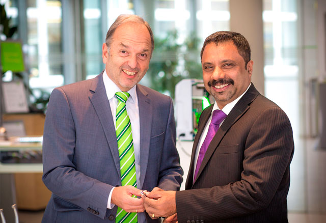 Peter Malata, Geschäftsführer von W&H (links), und Geschäftsführer Raghavan Radhakrishnan 