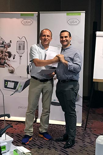 Area Manager Oliver Goetzendorff mit Zertifikaten