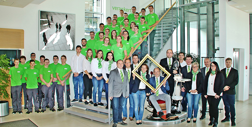 Aktuell befinden sich 43 Mädchen und Burschen in der W&H Lehrlingsausbildung. Fachlich und persönlich begleitet werden die Jugendlichen dabei von ihren Lehrlingsausbildnern. 