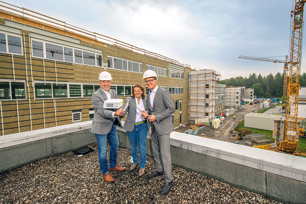 W&H-Geschäftsführer KommR DI Peter Malata, seine Frau Mag.a Daniela Malata, Vice President Human Resources, und Ing. Herbert Traschwandtner, Vice President Operations, freuen sich über das erfolgreiche Bauprojekt am  W&H-Headquarter.