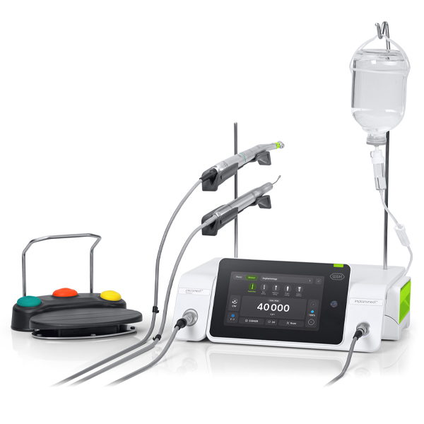 Le nouvel Implantmed Plus II avec module Piezomed Plus II, pédale de commande, support, pièce à main chirurgicale et contre-angle devant un fond blanc.