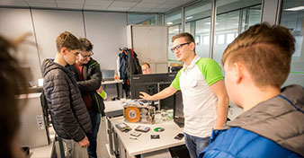 IT Lehrling Martin Wimmer beim Schätzspiel mit den Besuchern, die die Speicherkapazität der einzelnen Festplatten erraten konnten. 