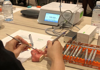 Los participantes del curso practican las diferentes técnicas quirúrgicas en modelos de periimplantitis especialmente diseñados con imitación de tejidos blandos.