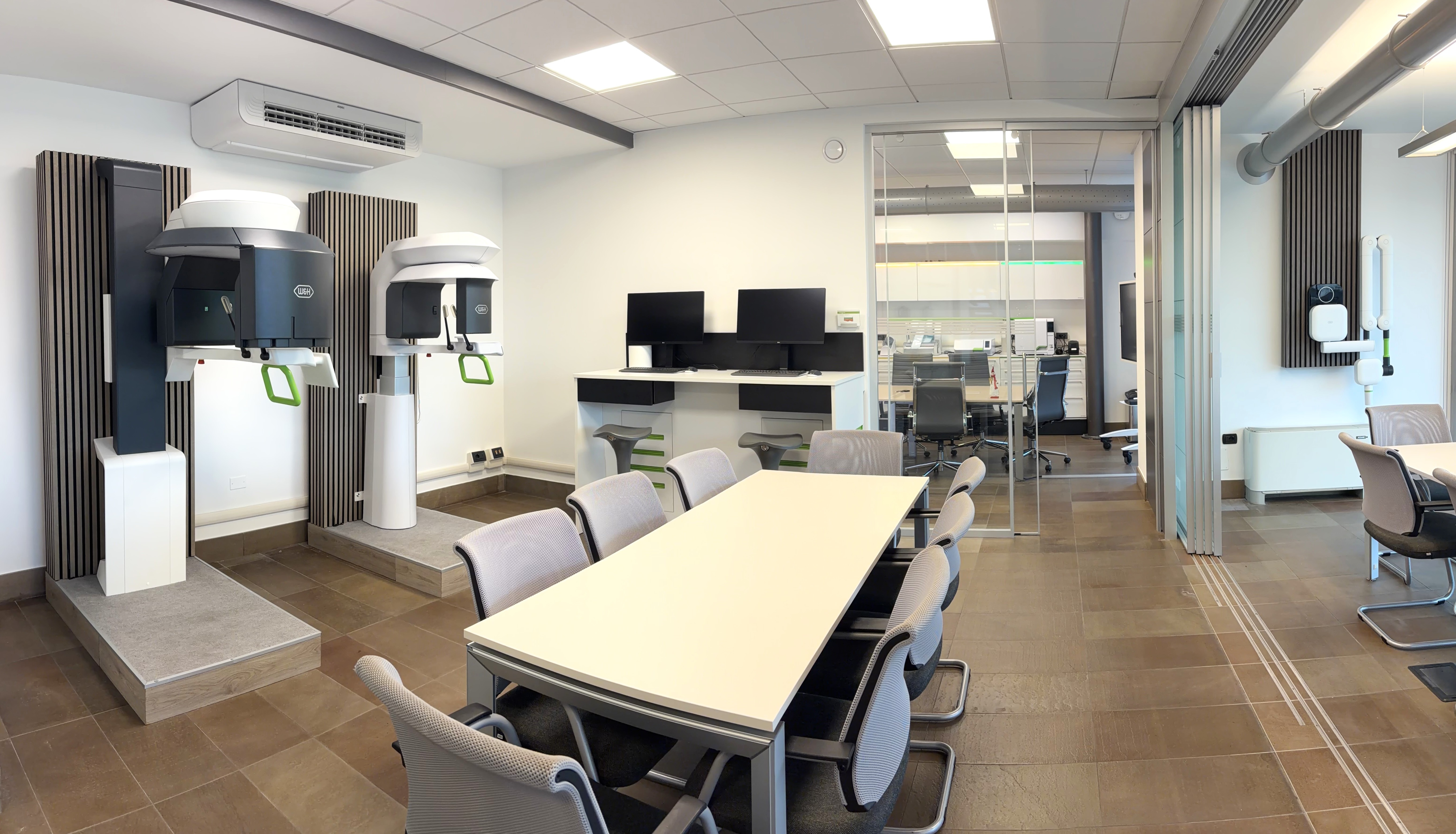 Imaging showroom W&H con apparecchi radiologici e area formazione dedicata.