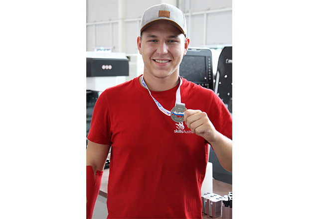 Alexander Absmann mit Medaille