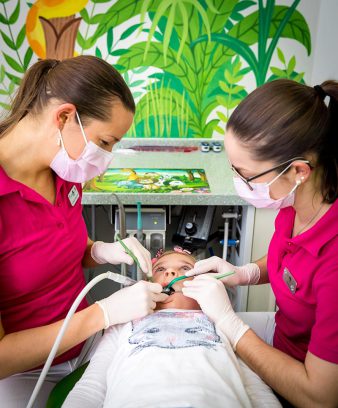 Moins de stress pour les petits patients grâce au traitement avec la microturbine
