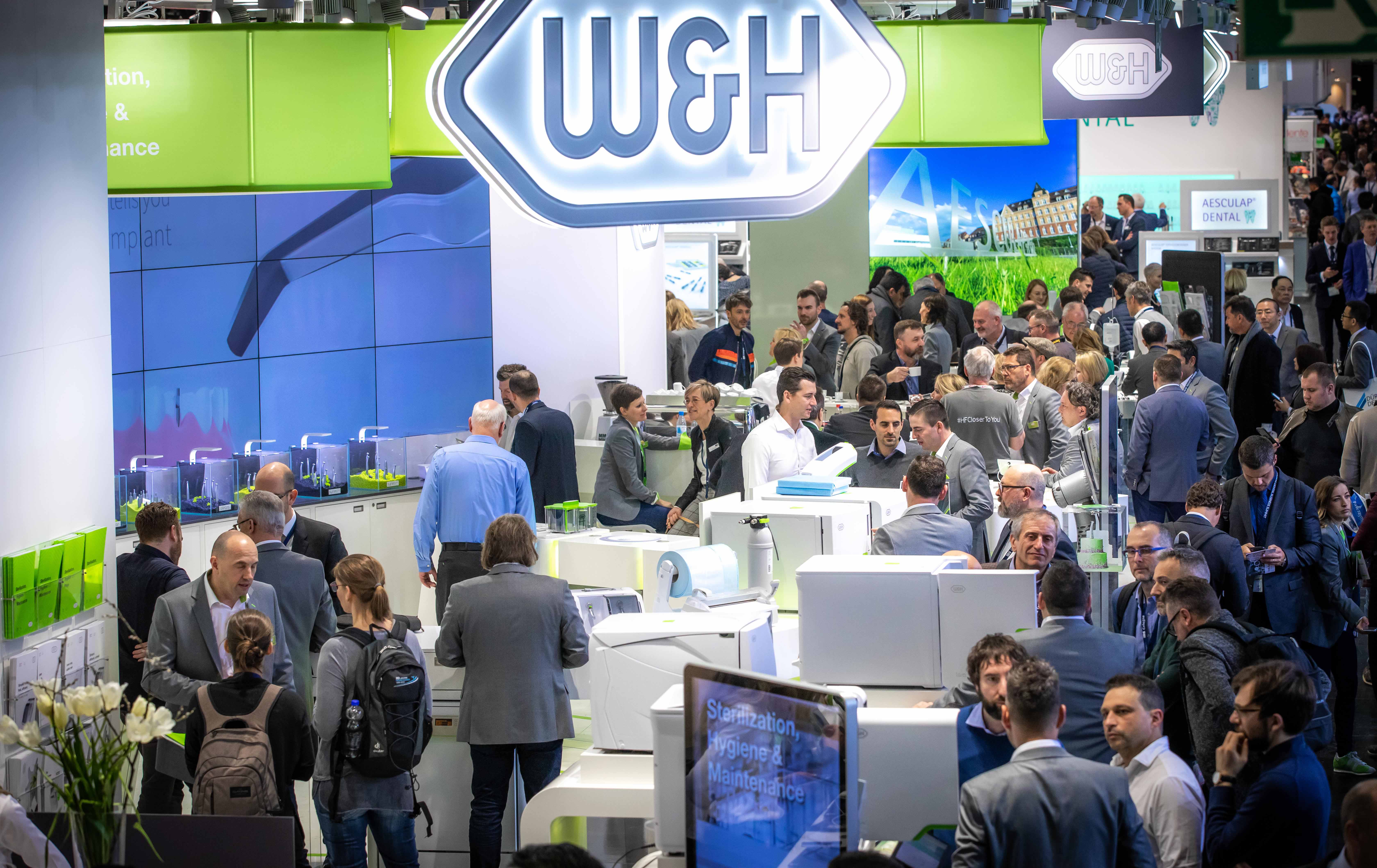 Der W&H Messestand im neuen Look-and-feel begeistert die Fachbesucher.