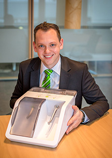 Product Manager Christian Lechner and the new Assistina TWIN for efficient lubrication