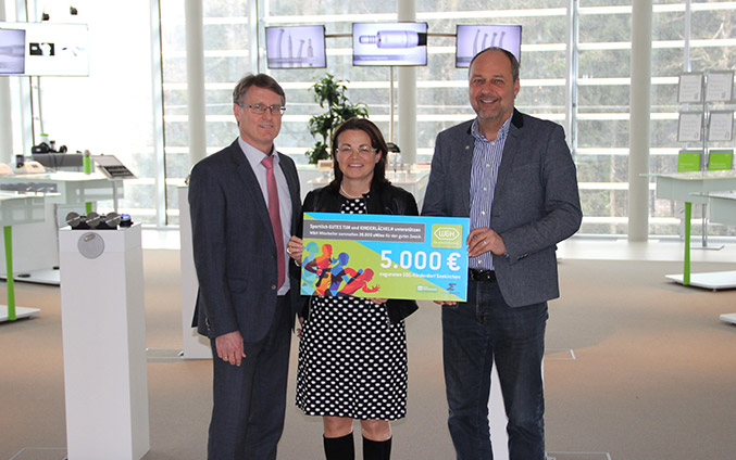 Wolfgang Arming, Leiter des SOS-Kinderdorf Seekirchen (rechts), freute sich sichtlich über den Spendenbetrag in Höhe von 5.000 Euro. Übergeben wurde dieser von den beiden Mitgliedern der W&H Geschäftsleitung Herbert Traschwandtner (links) und Mag.a Daniela Malata.