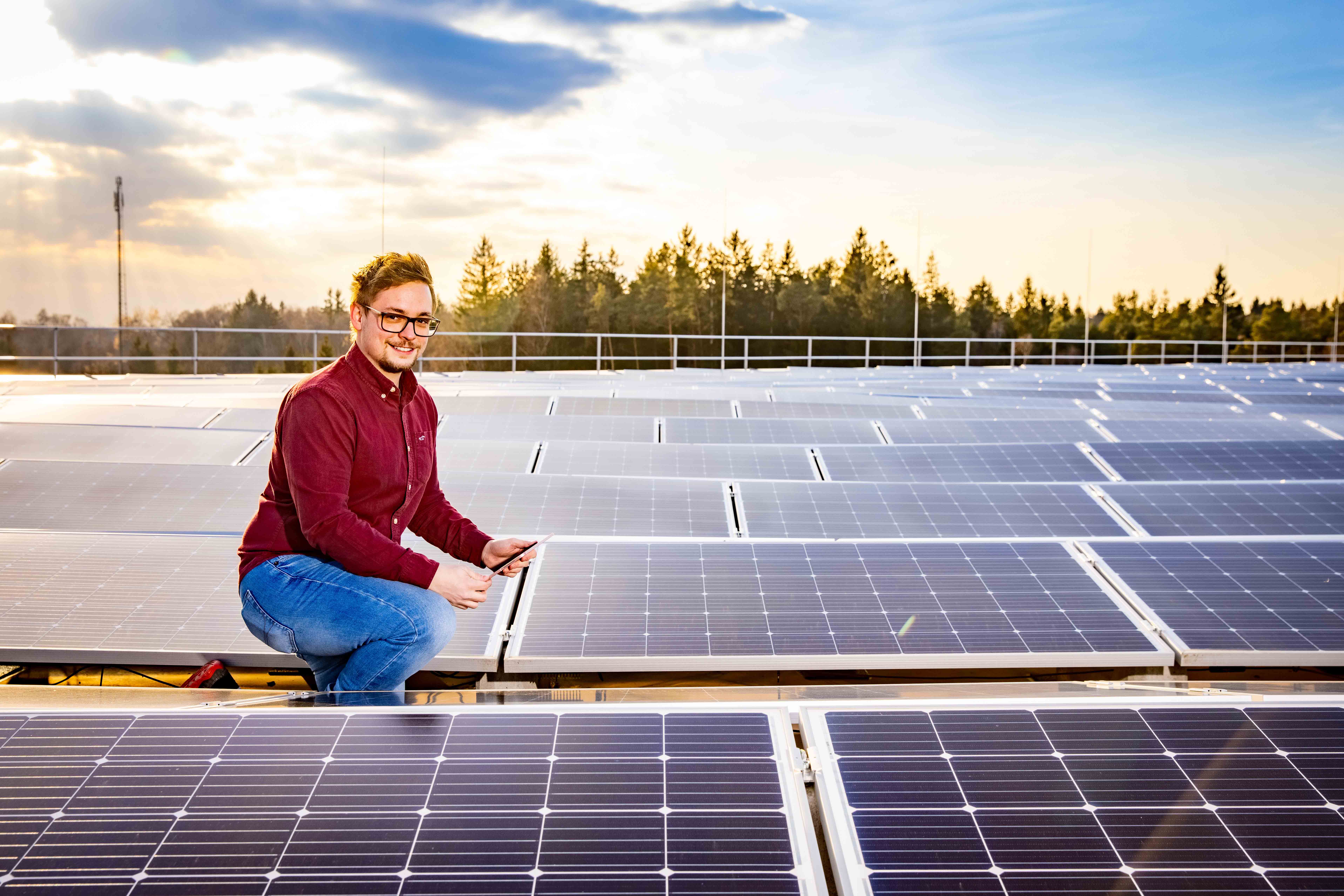 Phillip Wersinger, responsable del proyecto fotovoltaico, está orgulloso de la energía verde que se obtiene gracias a esta moderna instalación.