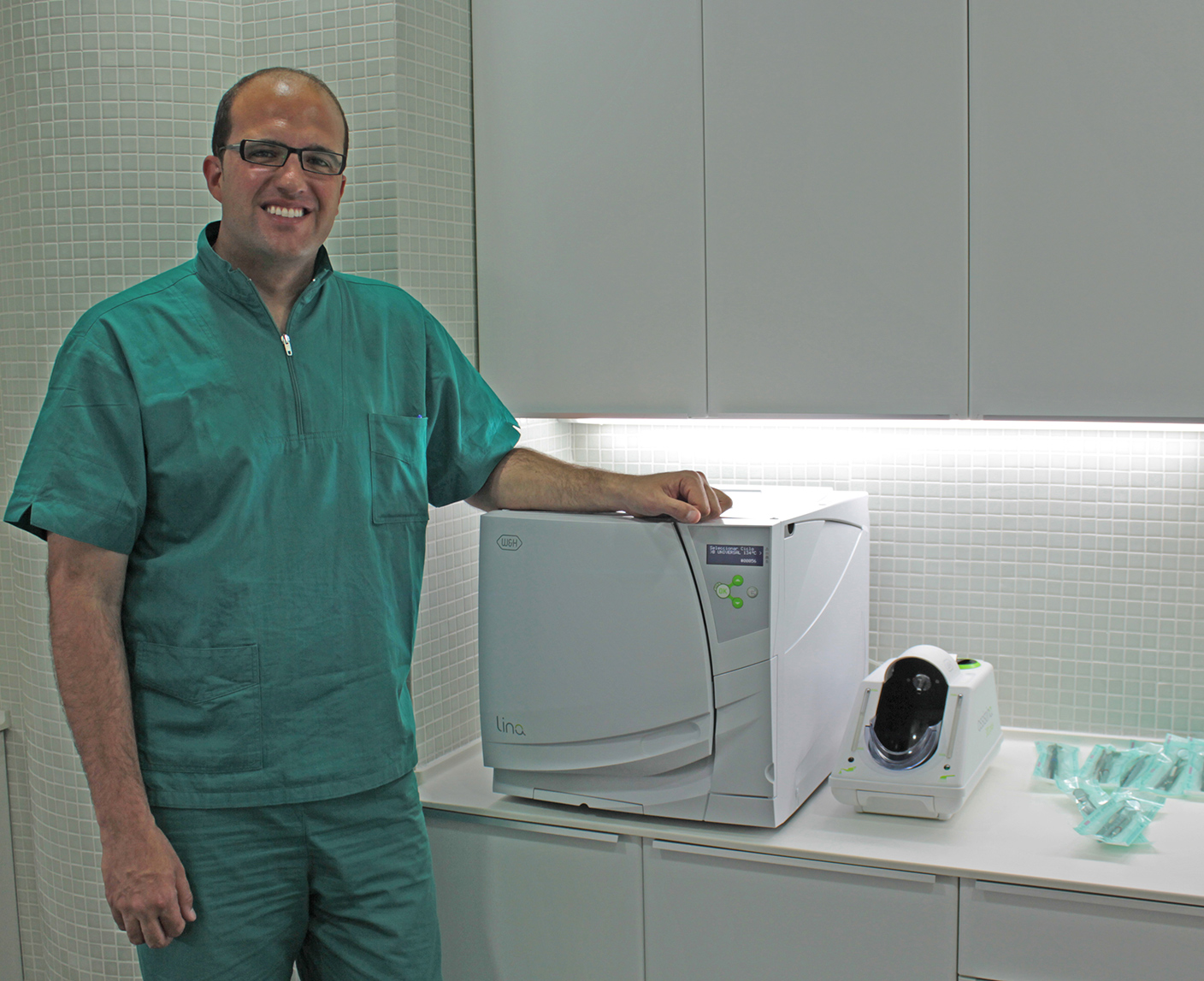 Dr. Creagh mit LINA Sterilisator