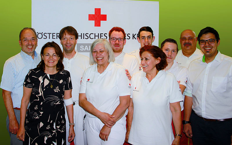 W&H-Geschäftsführer Peter Malata und Daniela Malata, Mitglied der W&H-Geschäftsleitung, mit dem Blutspendedienst des Roten Kreuzes.