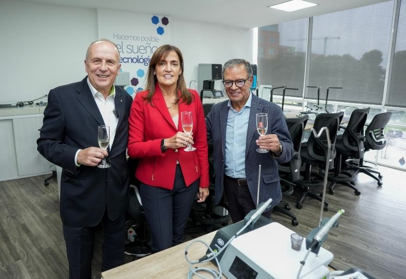 Die Workshopplätze sind mit innovativem Equipment von W&H ausgestattet