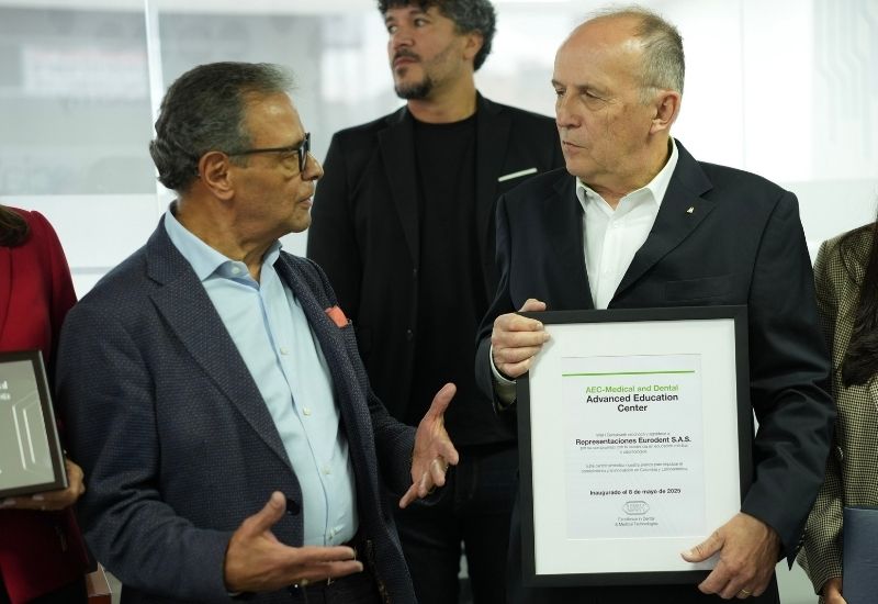Flavio Valencia (General Manager, Eurodent), Dr Daniel Zabaleta, und Oliver Goetzendorff (W&H)