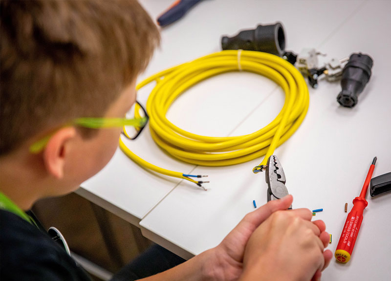 Smarte Übung: das Montieren von Steckern auf Verlängerungskabel.