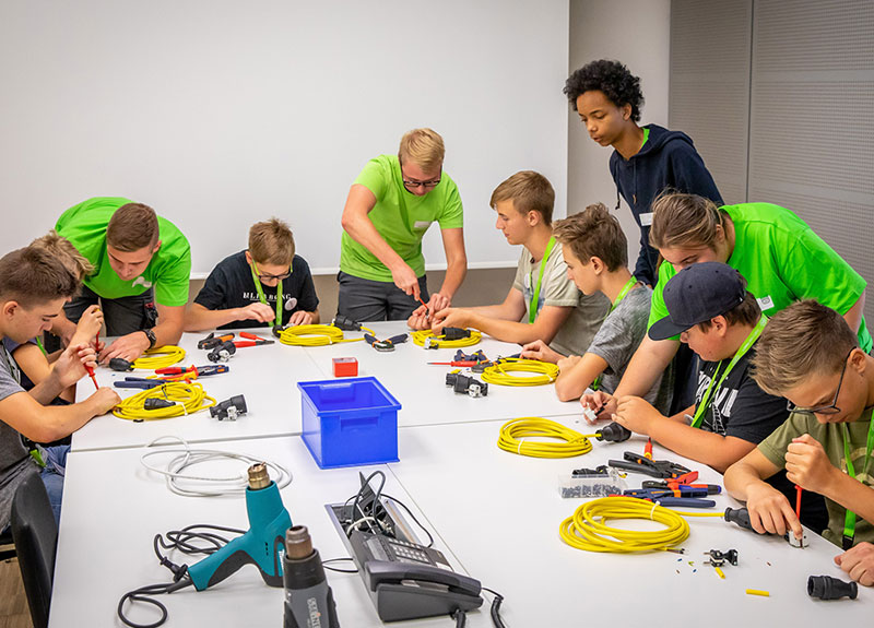 30 Jugendliche bei ihrem W&H-Besuch