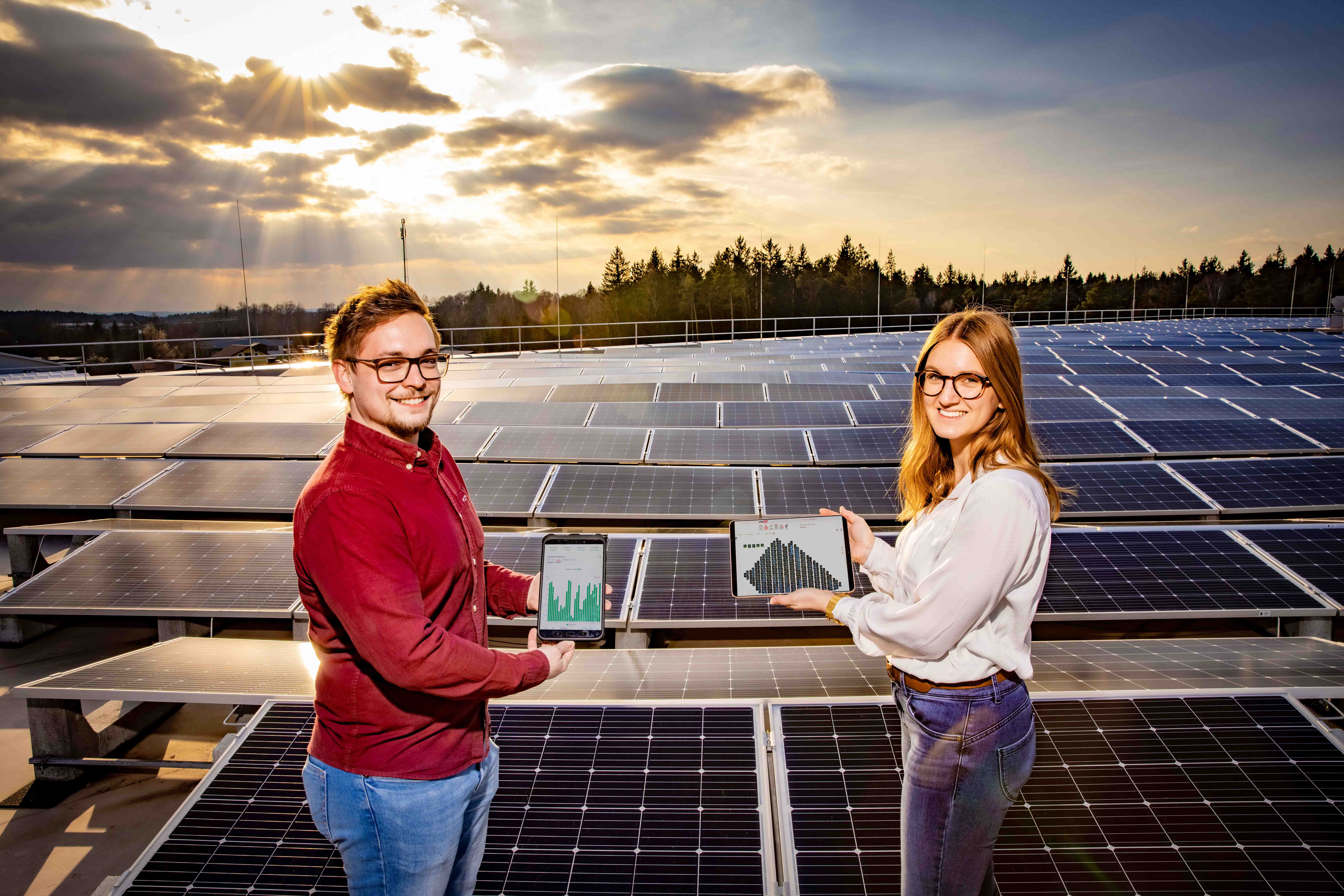Phillip Wersinger and Daniela Reidl maintain an overview of the energy figures of the new PV system at all times.