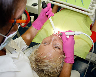 Optimal illumination thanks to the handpiece with the 5x ring LED: improved optical perception, exact reproduction of tooth shade as with daylight-quality light