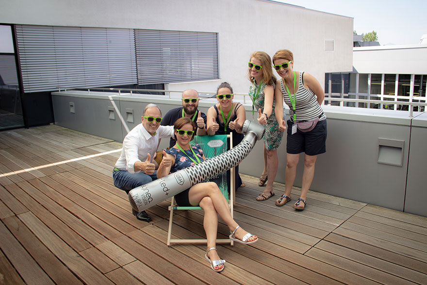 W&H Managing Director Peter Malata, Monika Zwijacz (left) and her practice team at the W&H Dentalwerk Bürmoos.