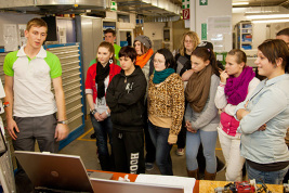 Elektro- und Gebäudetechniker Johannes Felber gewährt den Besuchern Einblicke in seinen beruflichen Tagesablauf.