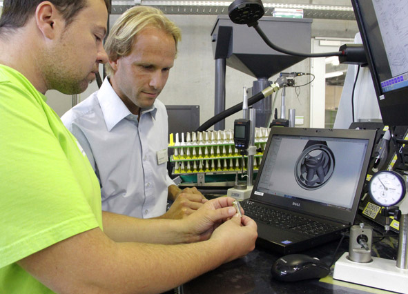 close cooperation of experts in the fields of R&D and production