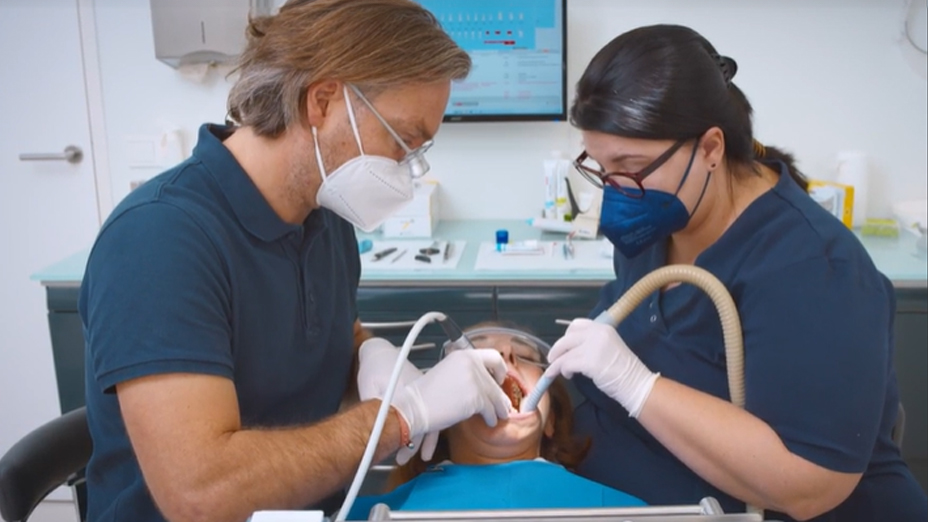 Dentista y asistencia trabajando con el nuevo Synea Power Edition.