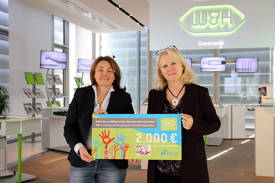 Über 2.000 Euro durfte sich das EB-Haus Austria freuen. Dr. Anja Diem, Leiterin der EB-Ambulanz, nahm die Spende von Mag.a Daniela Malata, Mitglied der W&H-Geschäftsleitung entgegen. Foto: © W&H