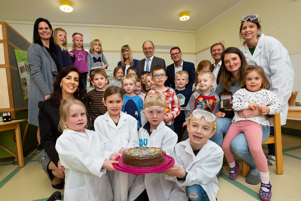 Die Freude über die neue Spürnasenecke im Kindergarten Schleedorf ist groß. Mit einem selbstgebackenen Kuchen bedankten sich die Kinder sowie die Kindergartenpädagoginnen bei den Unterstützern. Foto: © Chris Hofer