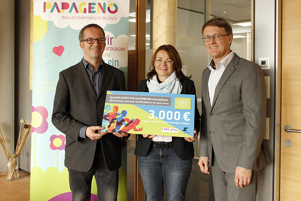 Christof Eisl, Geschäftsführer Hospiz-Bewegung Salzburg, freute sich sichtlich über die finanzielle Unterstützung von W&H. Überreicht wurde die Spende in Höhe von 3.000 Euro von Mag.a Daniela Malata und Herbert Traschwandtner, beide Mitglieder der W&H-Geschäftsleitung. Foto: © W&H