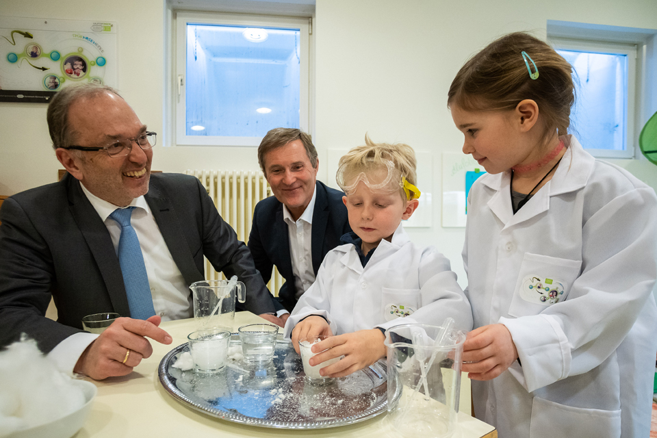 W&H Geschäftsführer KommR Dipl.-Ing. Peter Malata (li.) und WKS Direktor Dr. Manfred Pammer testen gemeinsam mit Tobias und Mija die Saugfähigkeit verschiedener Materialien. Foto: © Chris Hofer