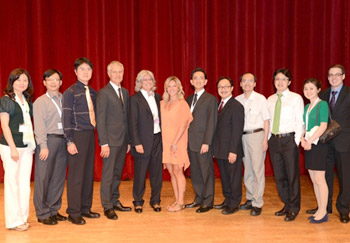 Lecturers surrounded by VIPs and the organization committee