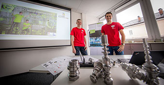 Die beiden W&H Zerspanungstechniker und WorldSkills-Teilnehmer Marco Kern (li.) und Alexander Wagner präsentierten beim Lehrlingstag ihre Werkstücke aus den Wettbewerben. 