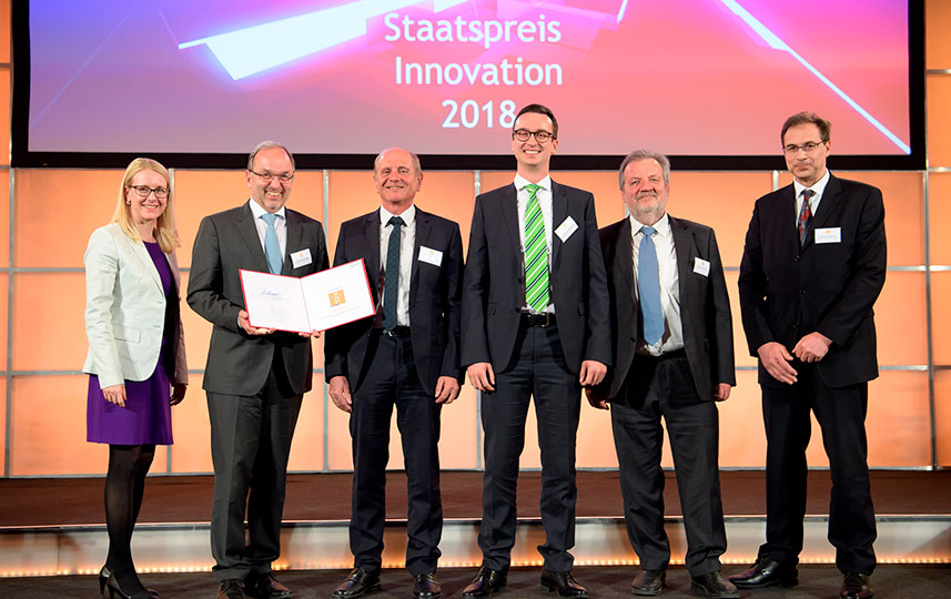 The W&H team and President Peter Malata are thrilled with their winning result. Pictured (from left to right): Dr Martha Mühlberger, Vice Rector Montanuniversität Leoben and panel spokesperson, Dr Margarete Schramböck, Federal Minister for Digital and Economic Affairs, Peter Malata, W&H President, Dr Wilhelm Brugger, W&H Research and Development Management Team, Michael Rothenwänder, W&H Research and Development, Johann Eibl, W&H Vice President – Product Innovation and Thomas Irran, W&H Research and Development.