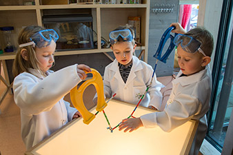 V.li.n.re.: Amelie Kogler, Paul Wallner und Alexander Moser haben sichtlich Spaß dabei, die Wirkung von Magneten zu testen. 