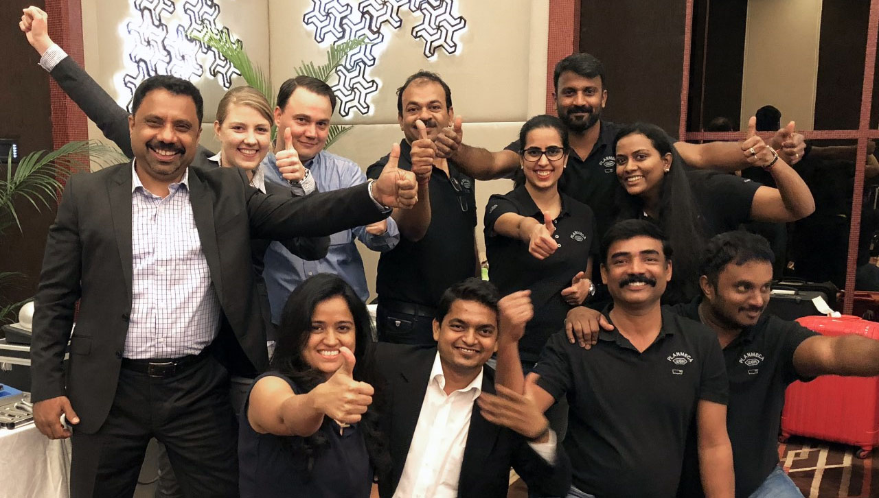 Die Teams von W&H India und Planmeca India gaben den Besuchern umfassende Einblicke in effiziente Produktlösungen. Von hinten links: Raghavan Radhakrishnan, General Manager, Anna Kluth, Account Managerin, Pontus Degelund, CAD/CAM Solutions Manager sowie Team Planmeca India und W&H India.