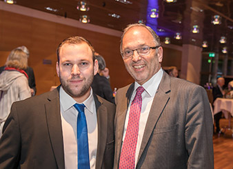 W&H Geschäftsführer Dipl.-Ing. Peter Malata und W&H Zerspanungstechniker Martin Juhn