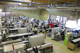 Blick in eine Produktionshalle in Bürmoos.