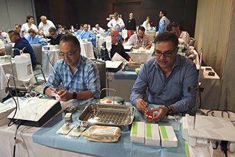 Familiarizándose con las funciones del nuevo Implantmed durante el taller clínico.