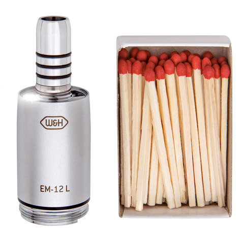 Електрически микромотор, сравнен с размерите на кибритена кутия