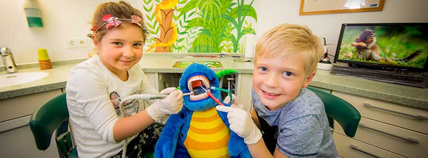 Ai bambini è inoltre permesso maneggiare gli strumenti odontoiatrici in modo da potere così ridurre la loro paura del trattamento.
