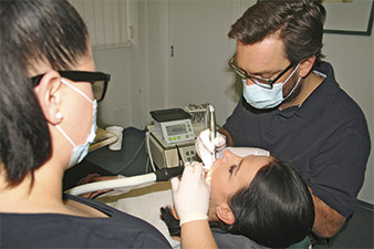 Dr Christian Müller is preparing a cavity. Bur speed: 160,000 rpm.
