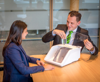 El personal de la consulta odontológica puede remplazar los cartuchos (limpiador y aceite) de forma sencilla y sin necesidad de utilizar herramientas. 