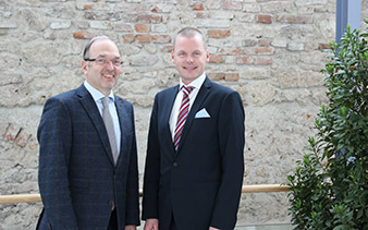 Le PDG M. Peter Malata (W&H) et le PDG M. Jonas Ehinger (Osstell)