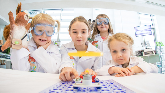 Experimenting with the new electronics kit: Viola Malata closes the circuit and the propeller takes off. Pictured l to r: Emma Unger, Viola Malata, Aurelia and Matilda Unger.