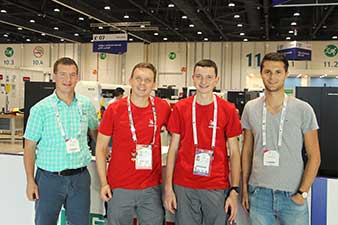 Stefan Rausch, W&H Lehrlingsausbildner, Dieter Geisberger, WorldSkills Experte im CNC-Drehen, Marco Kern, österreichischer Staatsmeister und Berufs-WM-Teilnehmer, und Alexander Wagner, österreichischer Staatsmeister 2014, Berufs-WM-Teilnehmer 2015 in São Paulo und W&H Zerspanungstechniker.