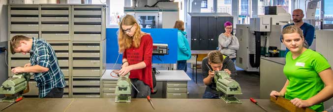 Beim Feilen konnten die Jugendlichen konkrete Erfahrungen im Umgang mit dem Werkstoff Metall sammeln.