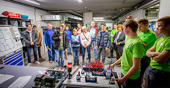 IT Lehrling Martin Wimmer beim Schätzspiel