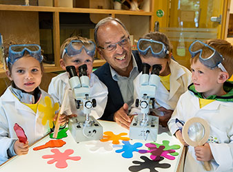 Herr Peter Malata mit den Entdeckern