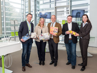 Peter Eder, Brigitte Mayrhofer, Peter Malata, Fritz Kralik, Irene Schulte bei der Übergabe der MINT-Lernmaterialien. 